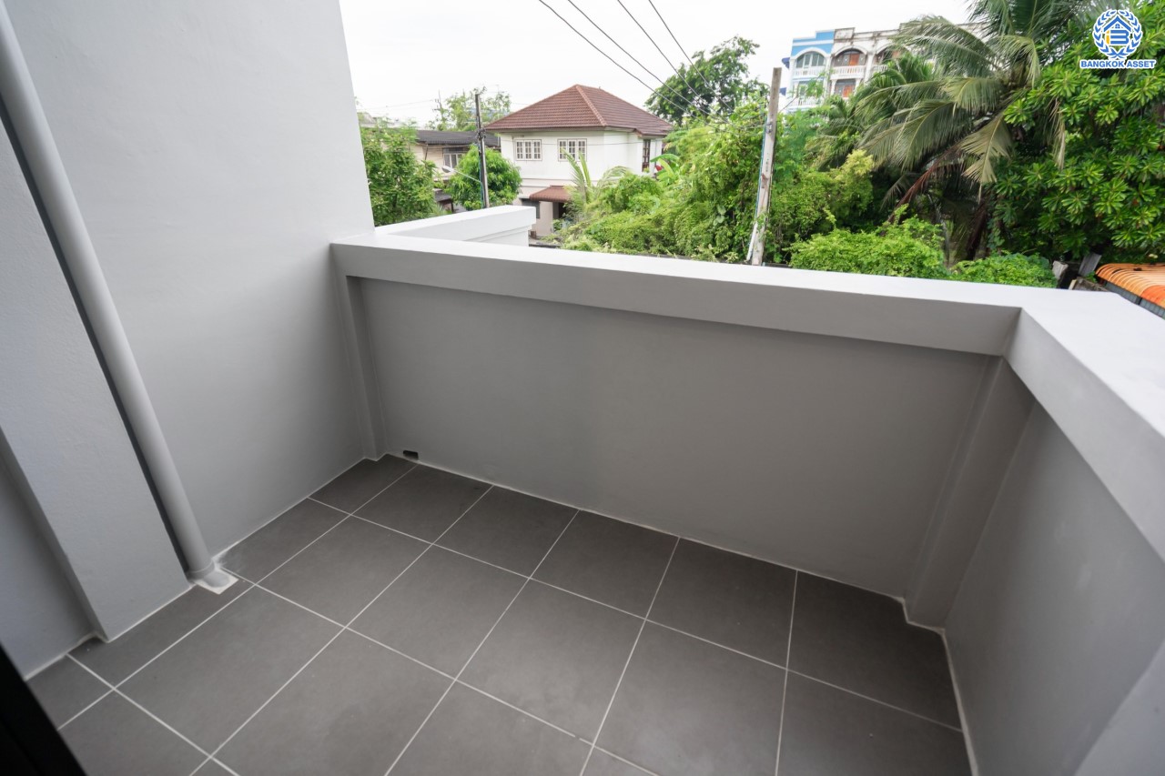 บ้านมือสองตกแต่งใหม่ ดีไซน์สวย ม.บ้านช่อชัยพฤกษ์ จรัญฯ-ปิ่นเกล้า เนื้อที่ 47.5 ตร.ว. ฟังก์ชัน 3 ห้องนอน 3 ห้องน้ำ จอดรถได้ 2 คัน รองรับทุกกิจกรรม บนทำเลเชื่อมต่อหลายเส้นทาง ใกล้จุดขึ้นทางด่วน "ศรีรัช" และรถไฟฟ้าสายสีแดง "สถานีบางบำหรุ"